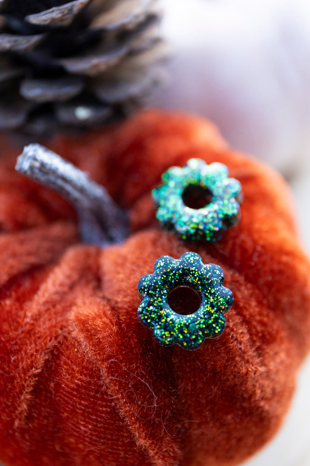 Pampilles interchangeables pailletées. Kaki, vert, doré, cuivré. Automne. Fleur. Atelier Rézane. Résine époxy. Fait main. Pays basque.