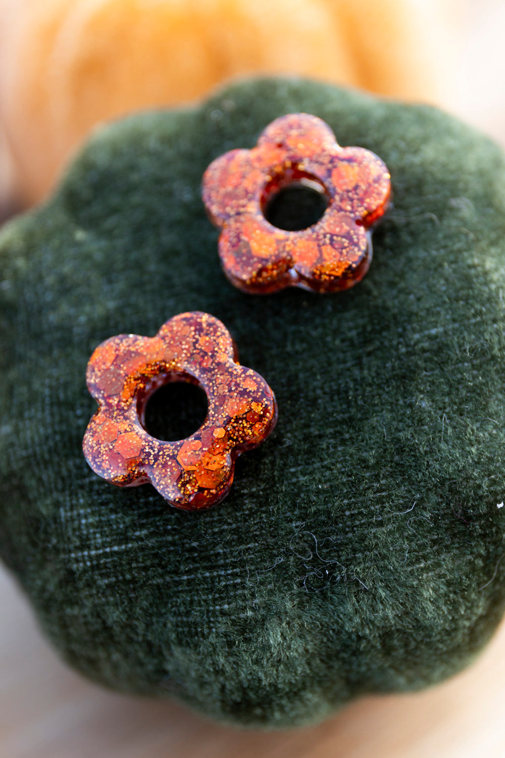 Pampilles interchangeables pailletées. Kaki, vert, doré, cuivré, bronze. Automne. Fleur. Atelier Rézane. Résine époxy. Fait main. Pays basque.