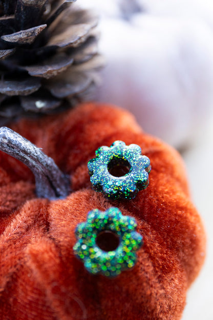 Pampilles interchangeables pailletées. Kaki, vert, doré, cuivré. Automne. Fleur. Atelier Rézane. Résine époxy. Fait main. Pays basque.