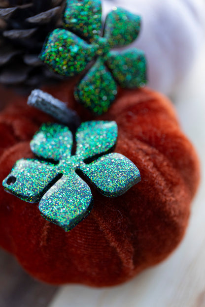 Pampilles interchangeables pailletées. Kaki, vert, doré, cuivré. Automne. Fleur. Atelier Rézane. Résine époxy. Fait main. Pays basque.