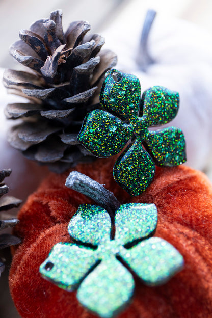 Pampilles interchangeables pailletées. Kaki, vert, doré, cuivré. Automne. Fleur. Atelier Rézane. Résine époxy. Fait main. Pays basque.