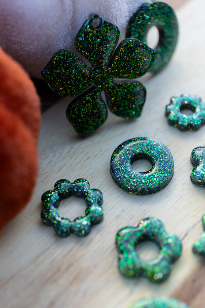 Pampilles interchangeables pailletées. Kaki, vert, doré, cuivré. Automne. Fleur. Atelier Rézane. Résine époxy. Fait main. Pays basque.