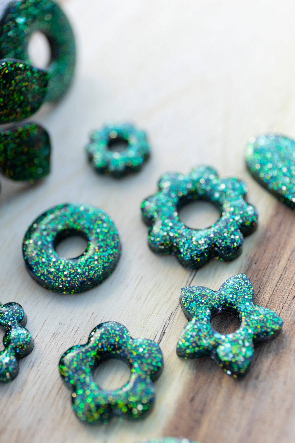 Pampilles interchangeables pailletées. Kaki, vert, doré, cuivré. Automne. Fleur. Atelier Rézane. Résine époxy. Fait main. Pays basque.