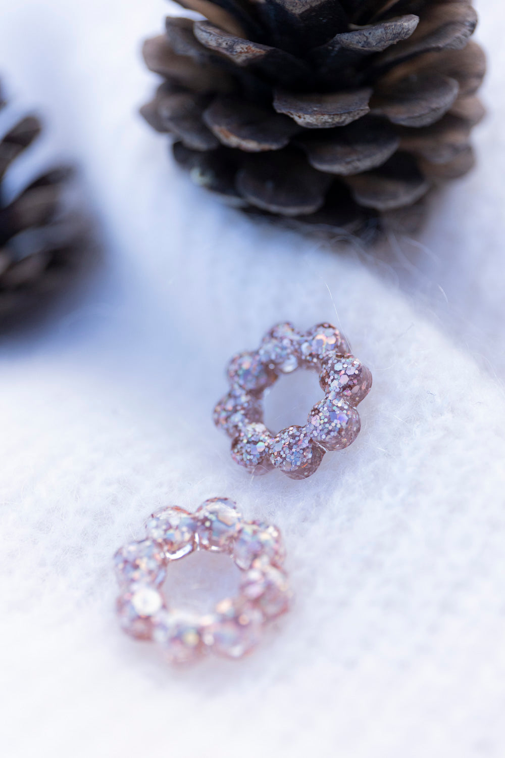 Pampilles interchangeables pailletées. Kaki, vert, doré, cuivré, bronze. Automne. Fleur. Atelier Rézane. Résine époxy. Fait main. Pays basque.