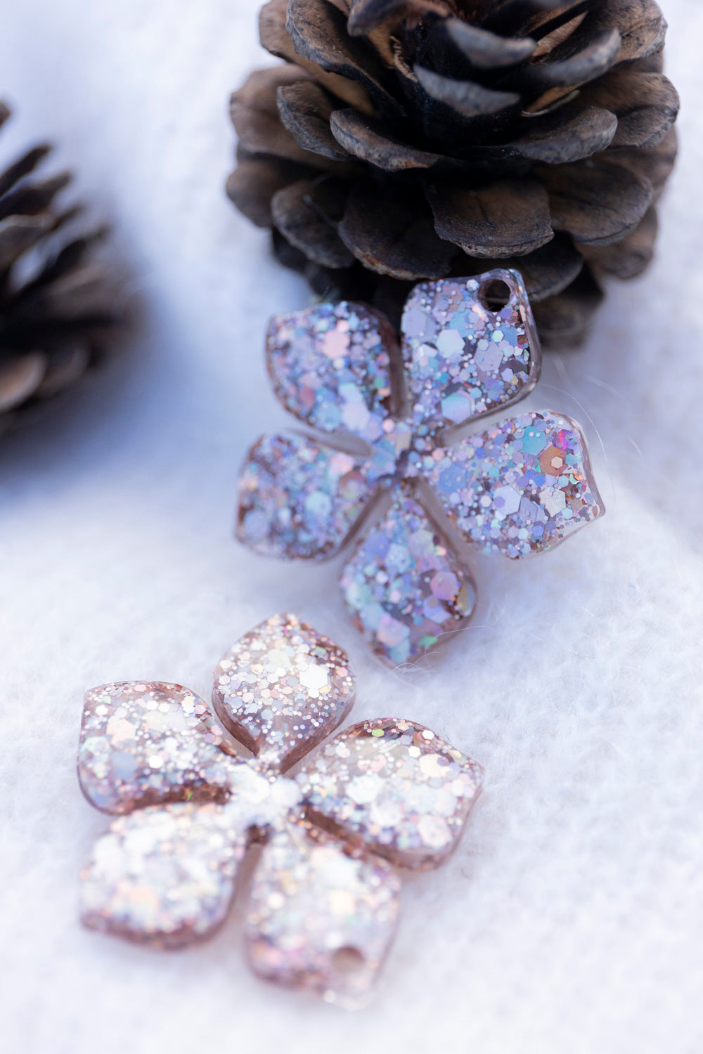 Pampilles interchangeables pailletées. Kaki, vert, doré, cuivré, bronze. Automne. Fleur. Atelier Rézane. Résine époxy. Fait main. Pays basque.