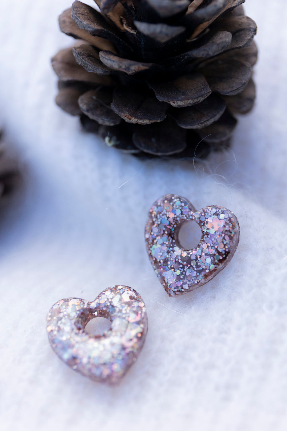 Pampilles interchangeables pailletées. Kaki, vert, doré, cuivré, bronze. Automne. Cœur. Atelier Rézane. Résine époxy. Fait main. Pays basque.