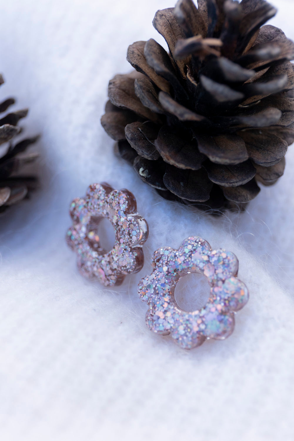 Pampilles interchangeables pailletées. Kaki, vert, doré, cuivré, bronze. Automne. Fleur. Atelier Rézane. Résine époxy. Fait main. Pays basque.