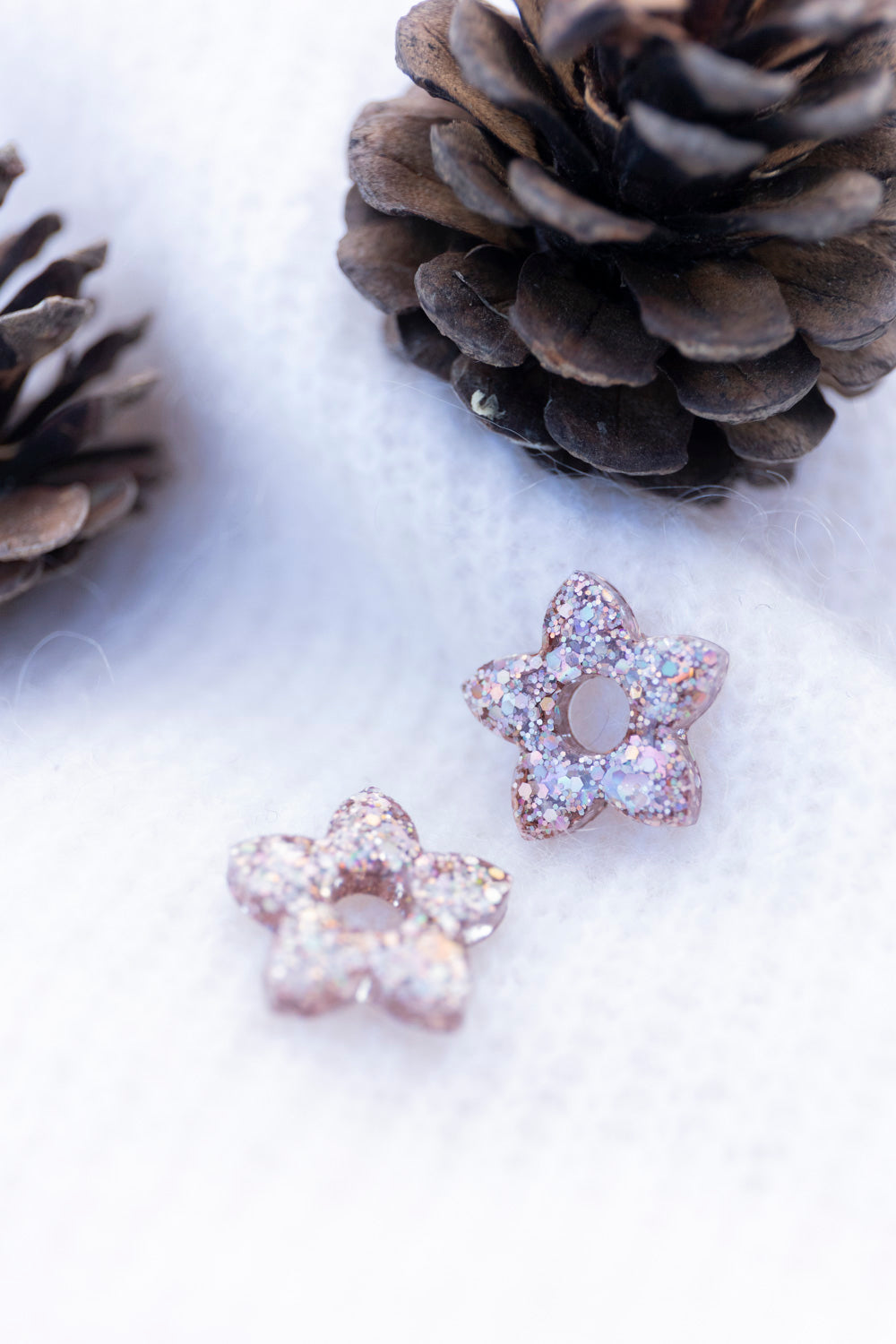 Pampilles interchangeables pailletées. Kaki, vert, doré, cuivré, bronze. Automne. Fleur. Atelier Rézane. Résine époxy. Fait main. Pays basque.