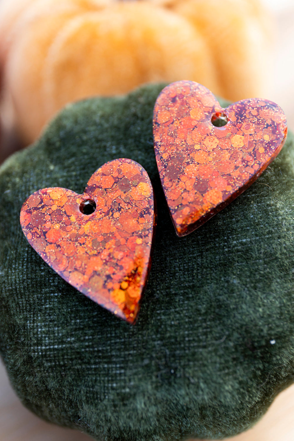 Pampilles interchangeables pailletées. Kaki, vert, doré, cuivré, bronze. Automne. cœur. Atelier Rézane. Résine époxy. Fait main. Pays basque.