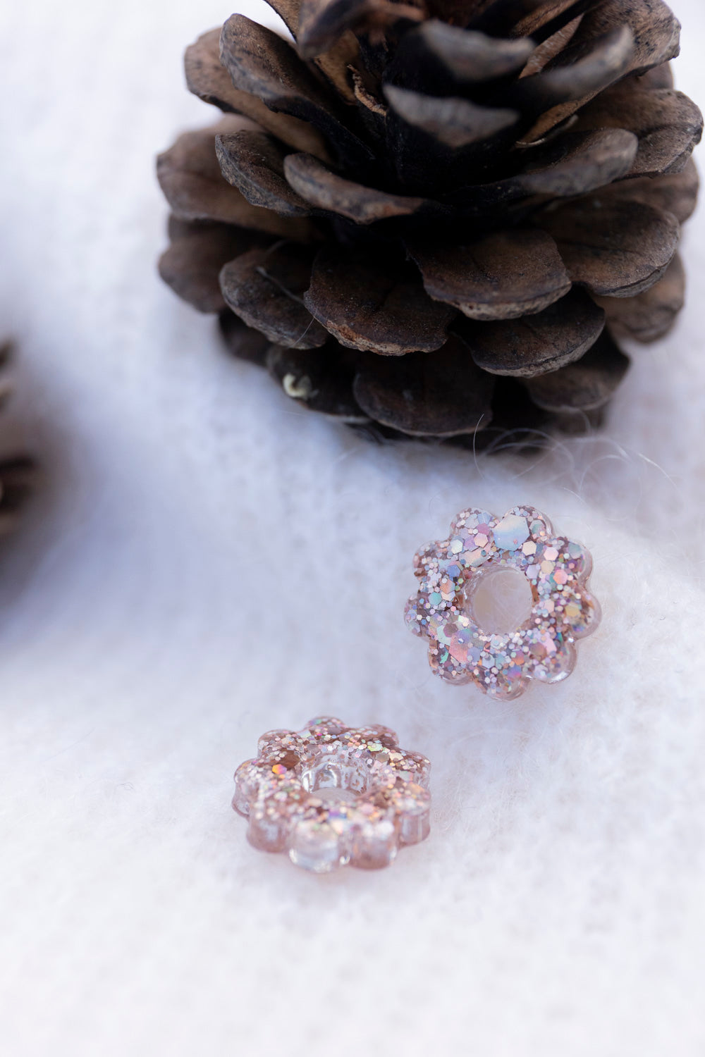 Pampilles interchangeables pailletées. Kaki, vert, doré, cuivré, bronze. Automne. Fleur. Atelier Rézane. Résine époxy. Fait main. Pays basque.