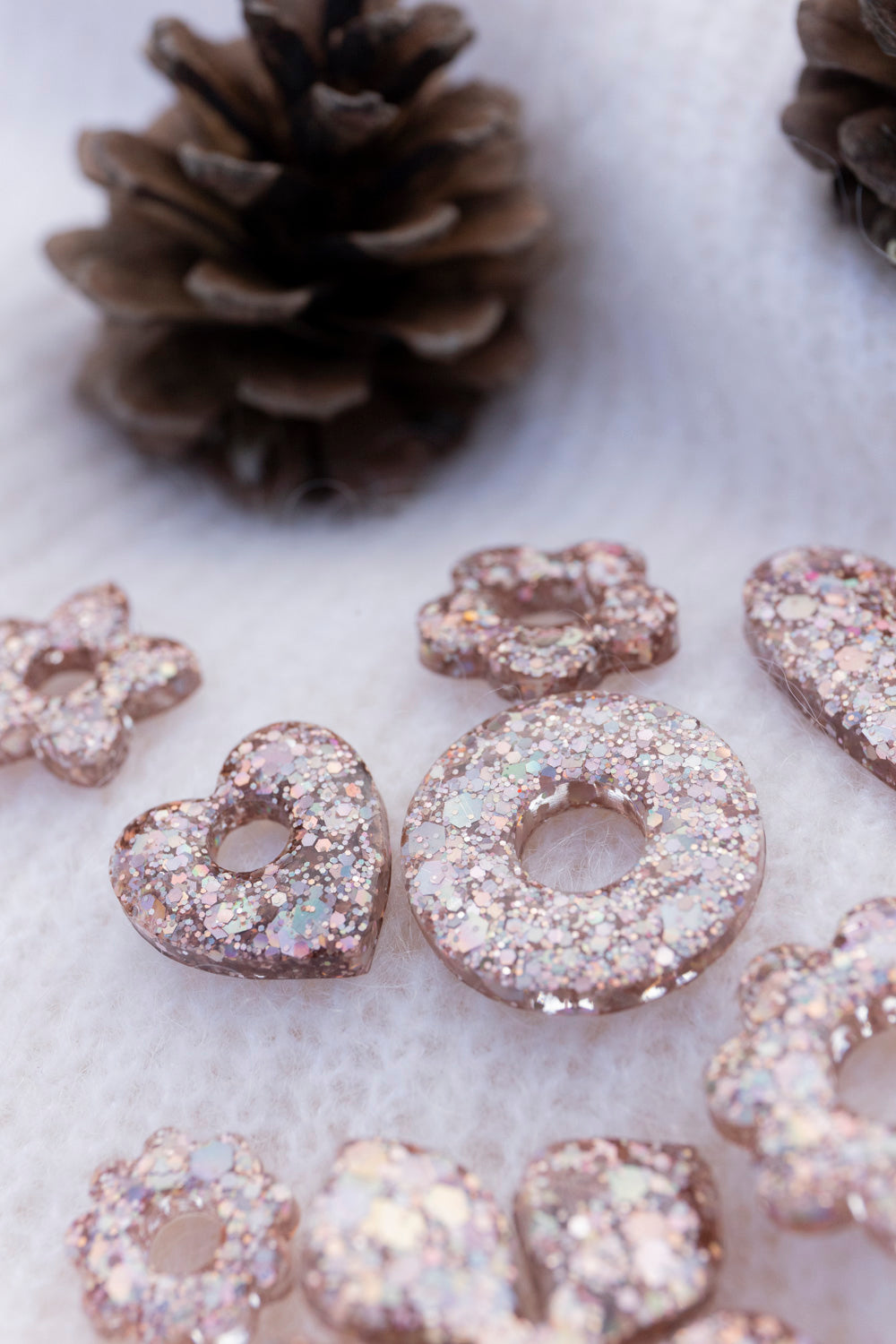 Pampilles interchangeables pailletées. Kaki, vert, doré, cuivré, bronze. Automne. Cœur. Atelier Rézane. Résine époxy. Fait main. Pays basque.