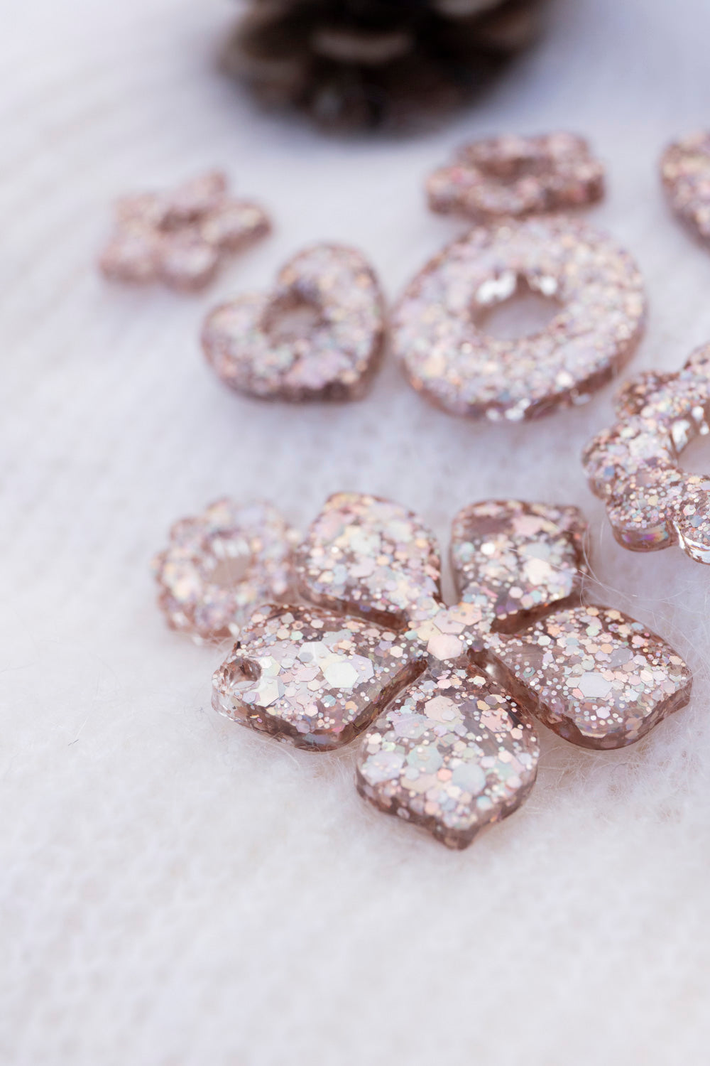 Pampilles interchangeables pailletées. Kaki, vert, doré, cuivré, bronze. Automne. Fleur. Atelier Rézane. Résine époxy. Fait main. Pays basque.