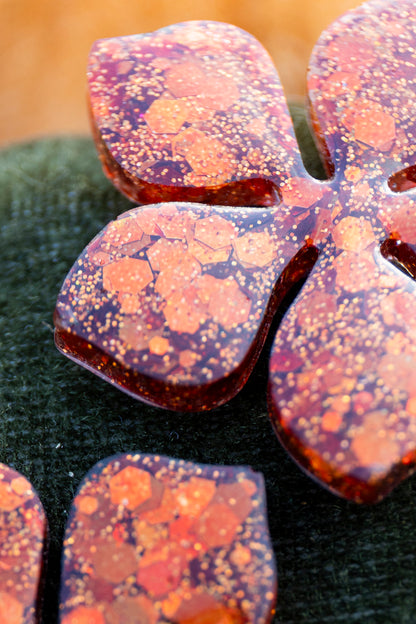 Pampilles interchangeables pailletées. Kaki, vert, doré, cuivré, bronze. Automne. Fleur. Atelier Rézane. Résine époxy. Fait main. Pays basque.