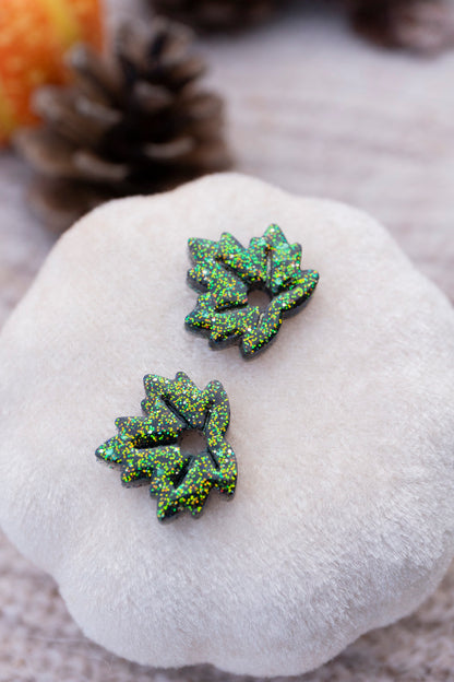 Pampilles interchangeables pailletées. Kaki, vert, doré, cuivré. Automne. Feuilles d'érable. Atelier Rézane. Résine époxy. Fait main. Pays basque.