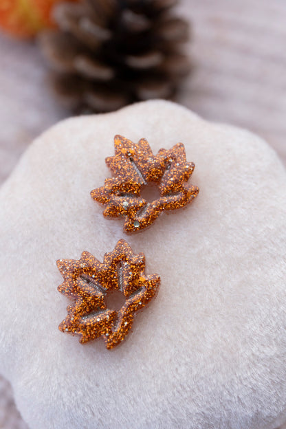 Pampilles interchangeables pailletées. Kaki, vert, doré, cuivré. Automne. Feuilles d'érable. Atelier Rézane. Résine époxy. Fait main. Pays basque.