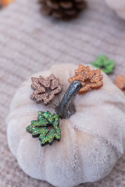 Pampilles interchangeables pailletées. Kaki, vert, doré, cuivré. Automne. Feuilles d'érable. Atelier Rézane. Résine époxy. Fait main. Pays basque.
