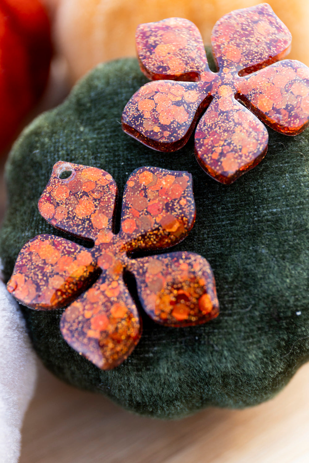 Pampilles interchangeables pailletées. Kaki, vert, doré, cuivré, bronze. Automne. Fleur. Atelier Rézane. Résine époxy. Fait main. Pays basque.