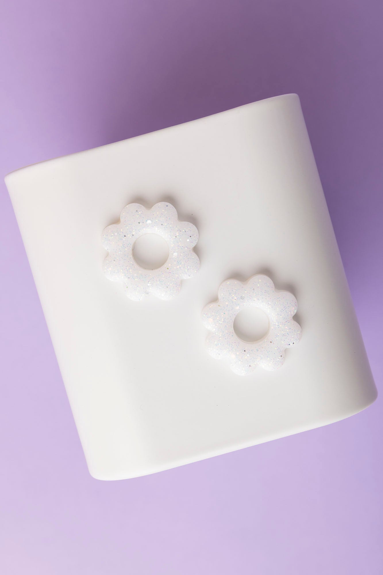 Pampille en forme de fleur en résine époxy, fabriquée à la main. 