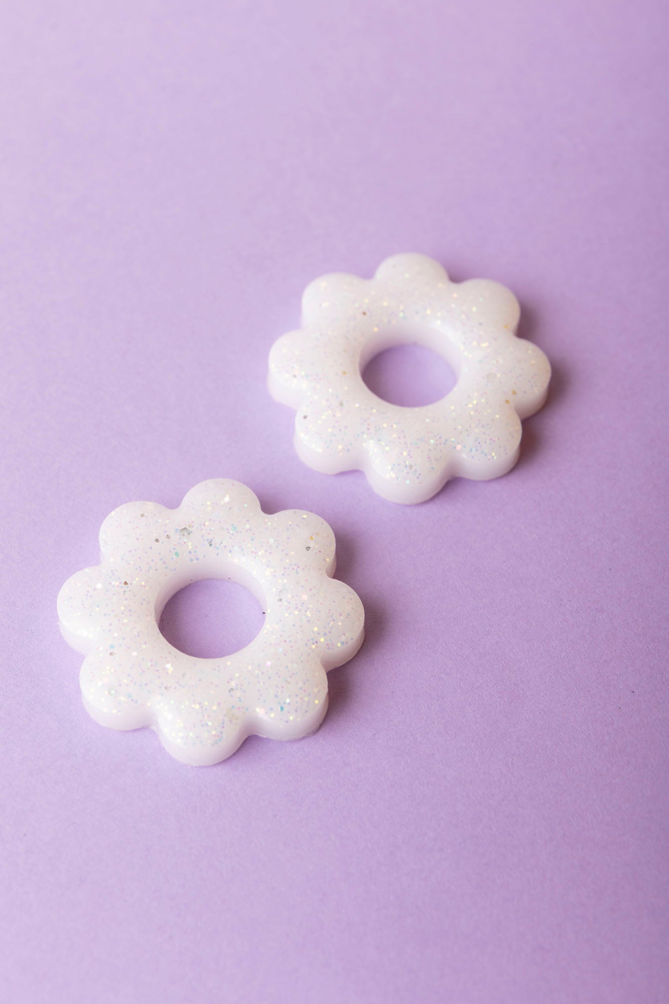 Pampille en forme de fleur en résine époxy, fabriquée à la main. 