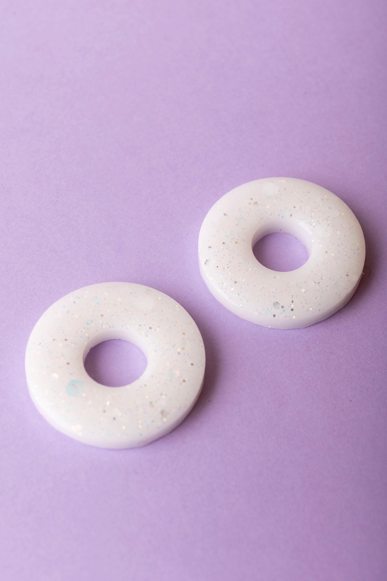 Pampille en forme de donut en résine époxy, fabriquée à la main. 