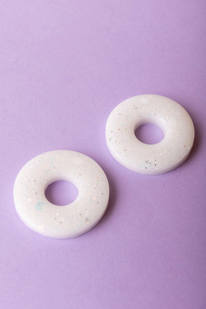 Pampille en forme de donut en résine époxy, fabriquée à la main. 
