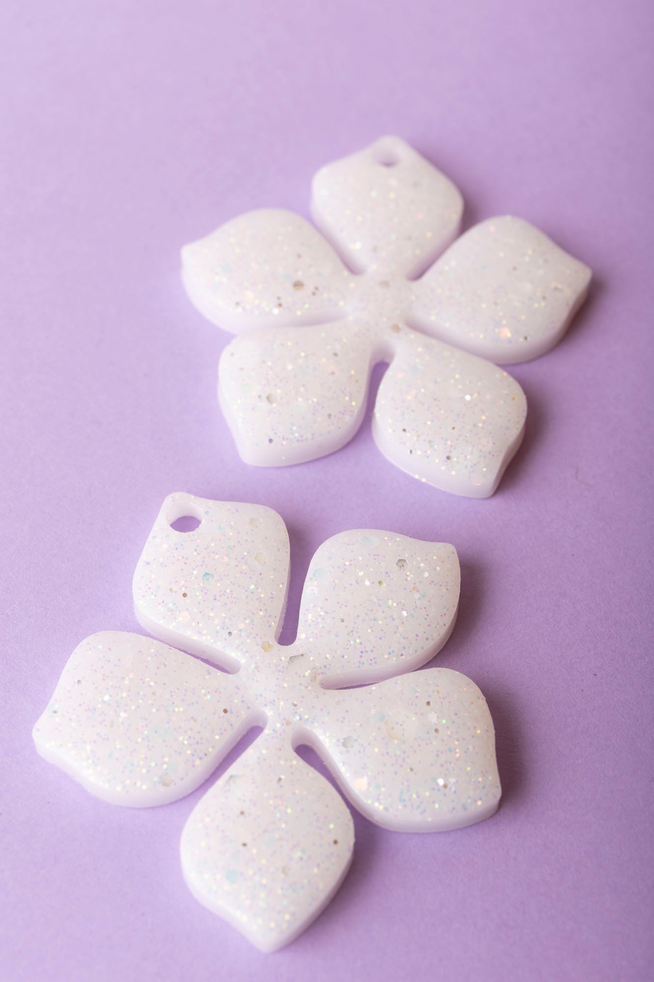 Pampille en forme de fleur en résine époxy, fabriquée à la main. 