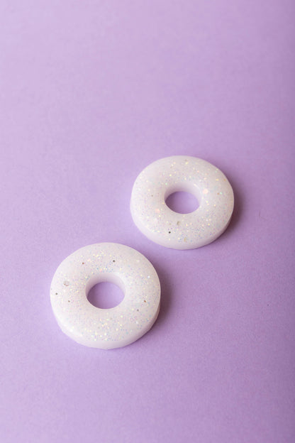 Pampille en forme de donut en résine époxy, fabriquée à la main. 