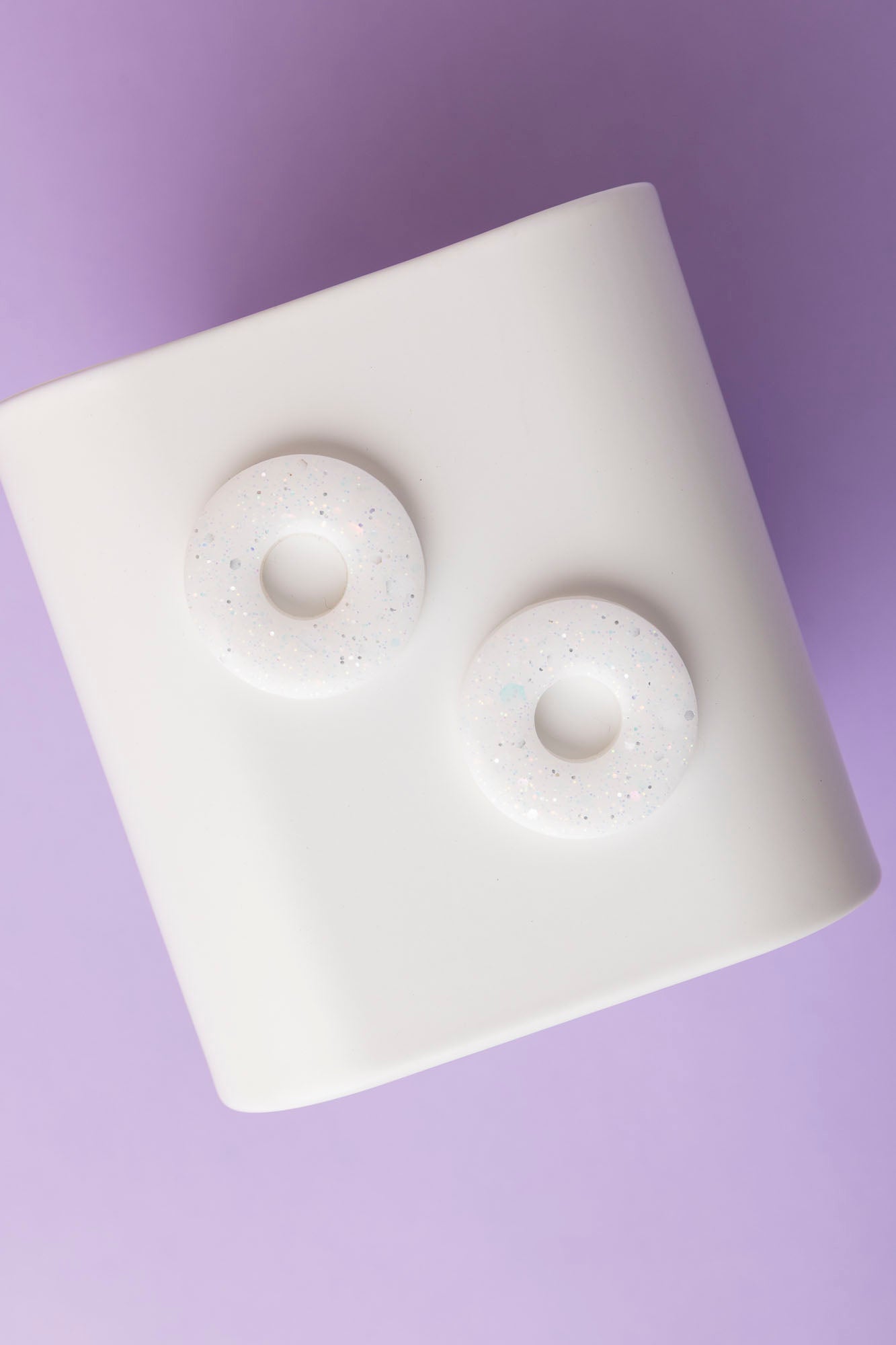 Pampille en forme de donut en résine époxy, fabriquée à la main. 