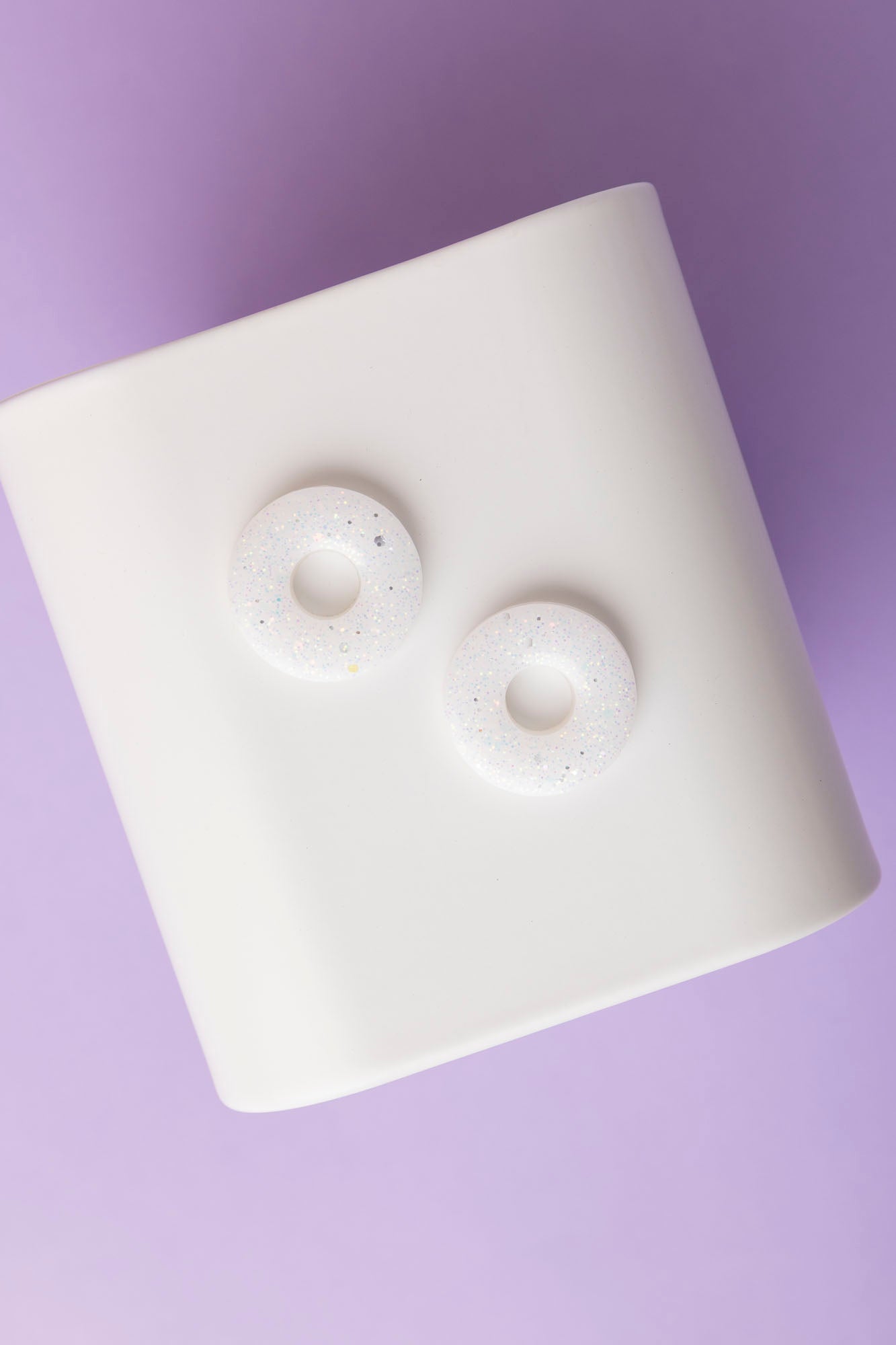 Pampille en forme de donut en résine époxy, fabriquée à la main. 