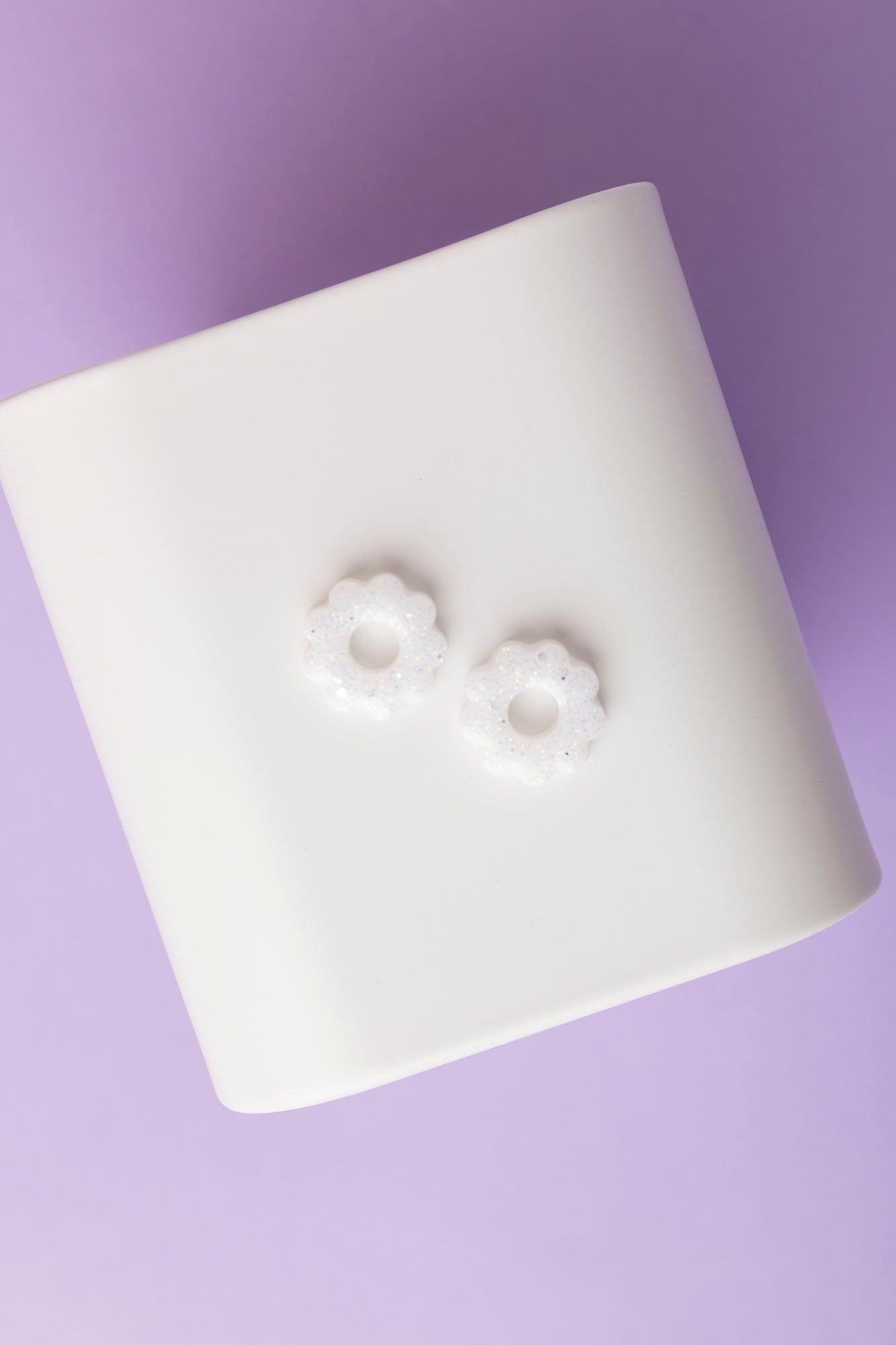 Pampille en forme de fleur en résine époxy, fabriquée à la main. 