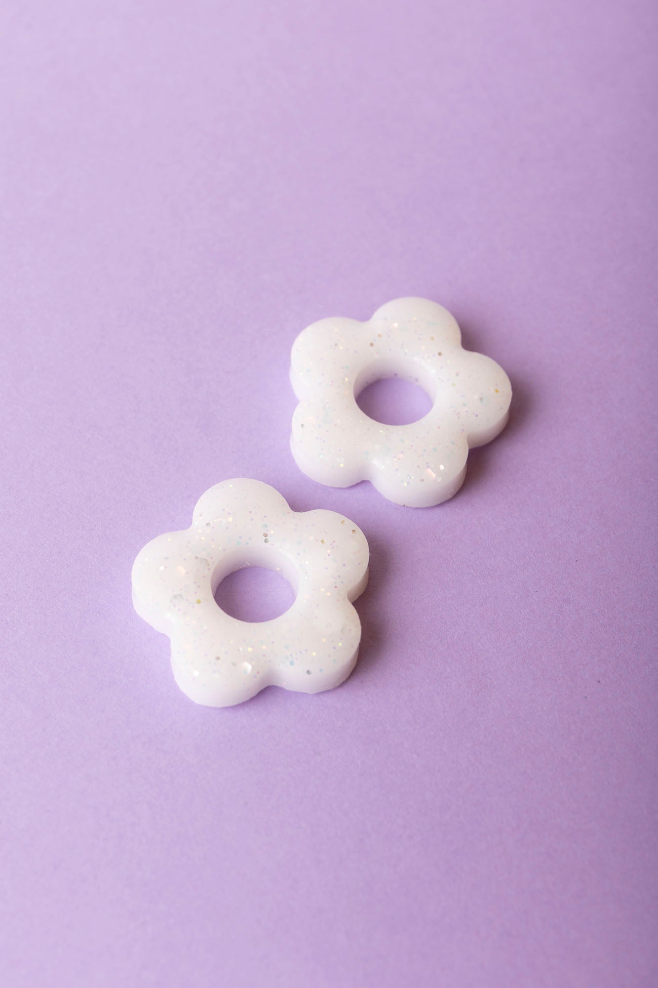 Pampille en forme de fleur en résine époxy, fabriquée à la main. 
