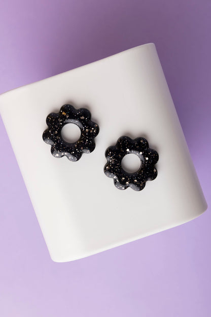 Pampille en forme de fleur en résine époxy, fabriquée à la main. 