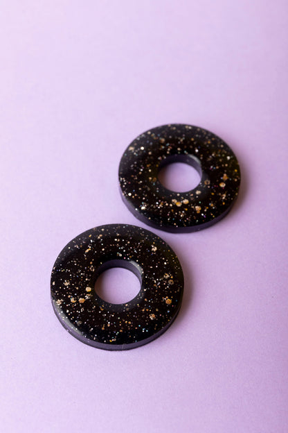 Pampille en forme de donut en résine époxy, fabriquée à la main. 