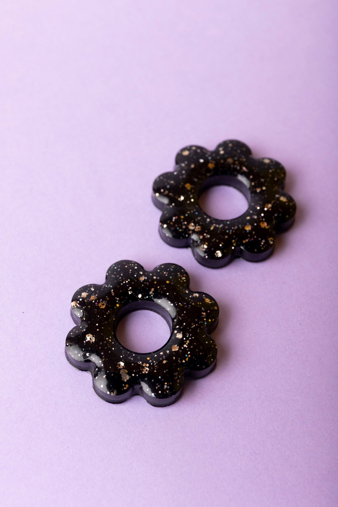 Pampille en forme de fleur en résine époxy, fabriquée à la main. 