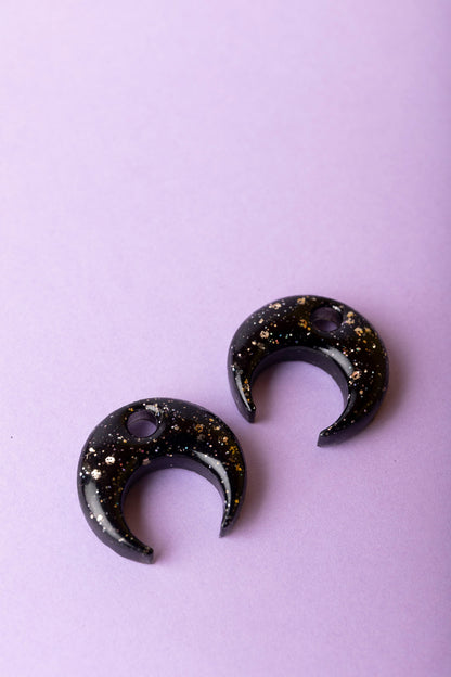 Pampille en forme de demi-lune en résine époxy, fabriquée à la main. 