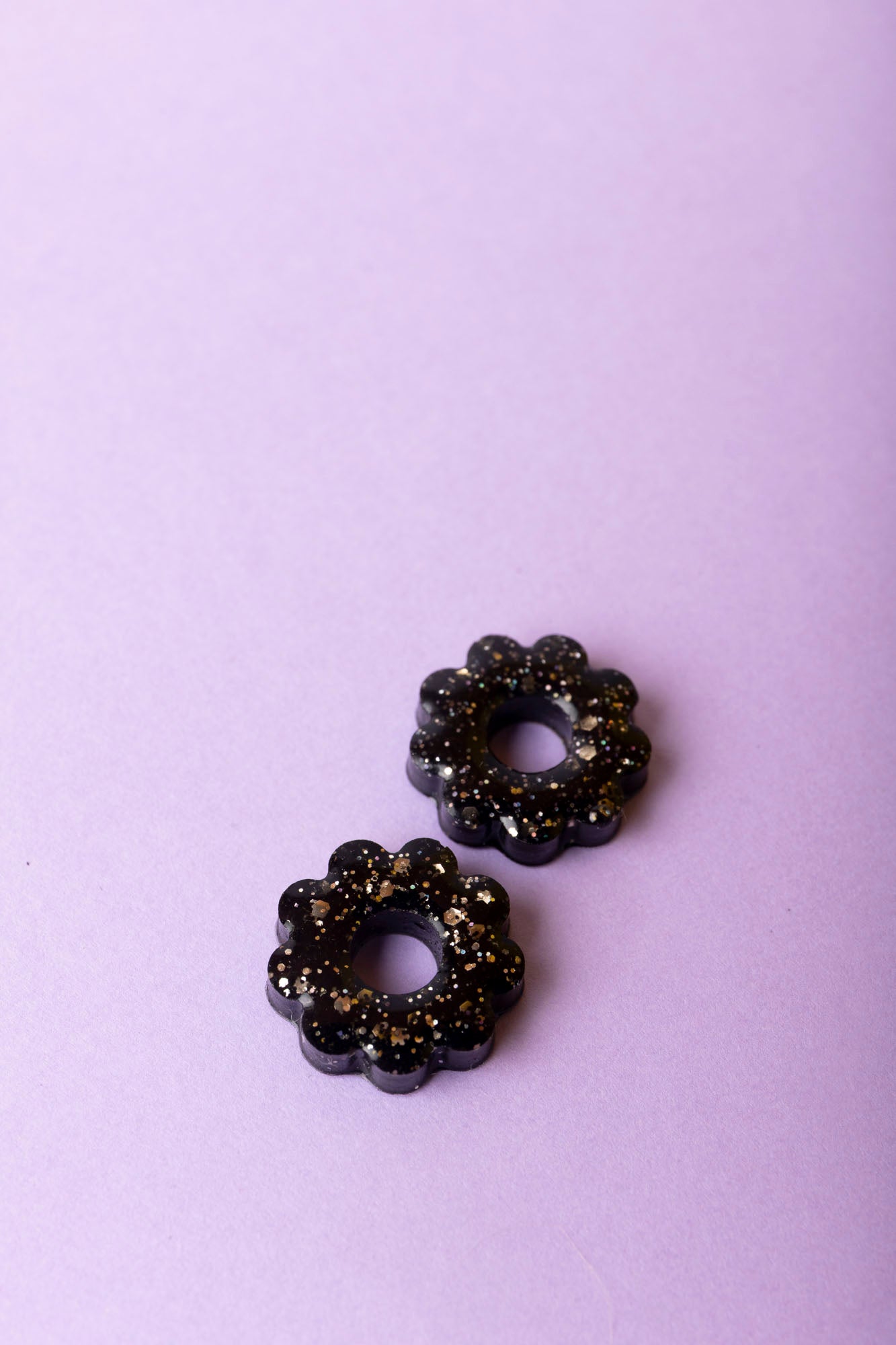 Pampille en forme de fleur en résine époxy, fabriquée à la main. 
