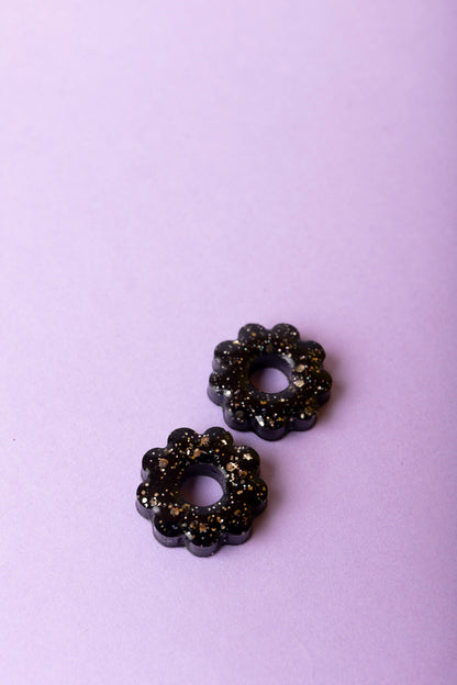 Pampille en forme de fleur en résine époxy, fabriquée à la main. 