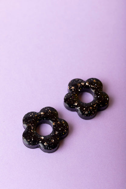 Pampille en forme de fleur en résine époxy, fabriquée à la main. 