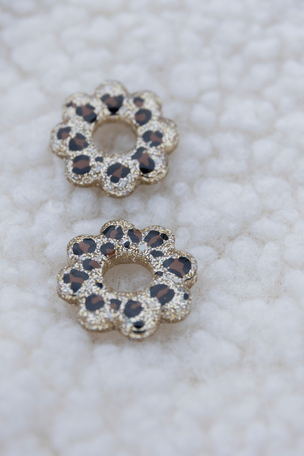 Pampilles léopards en forme de fleur fabriquées à la main avec de la résine époxy. Doré. Pays basque.