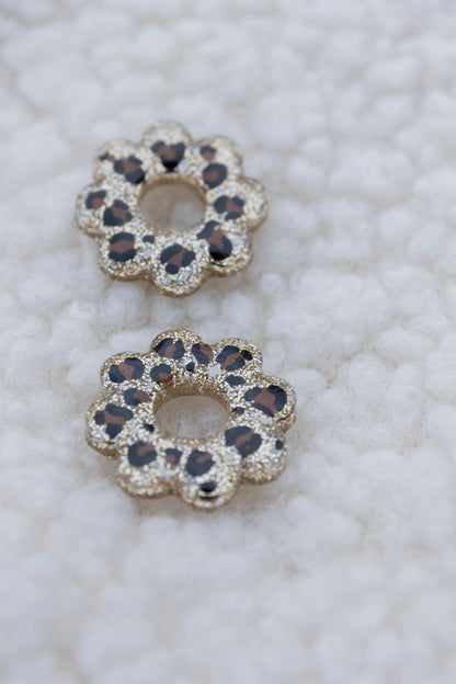 Pampilles léopards en forme de fleur fabriquées à la main avec de la résine époxy. Doré. Pays basque.