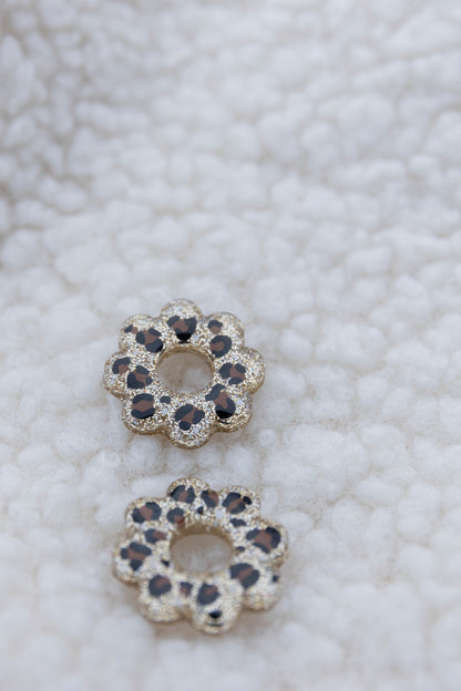Pampilles léopards en forme de fleur fabriquées à la main avec de la résine époxy. Doré. Pays basque.
