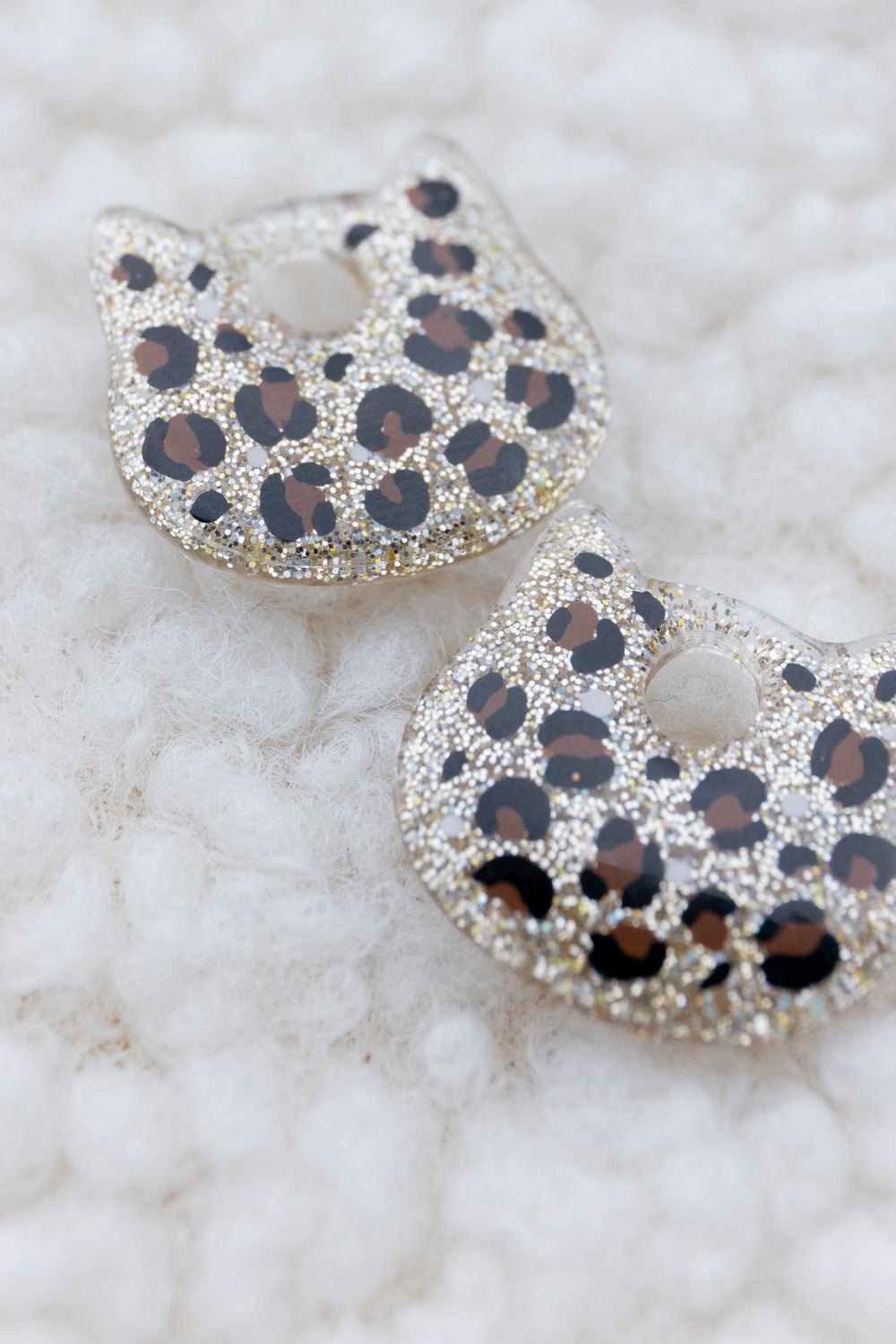 Pampilles léopards en forme de tête de chat fabriquées à la main avec de la résine époxy. Doré. Pays basque.