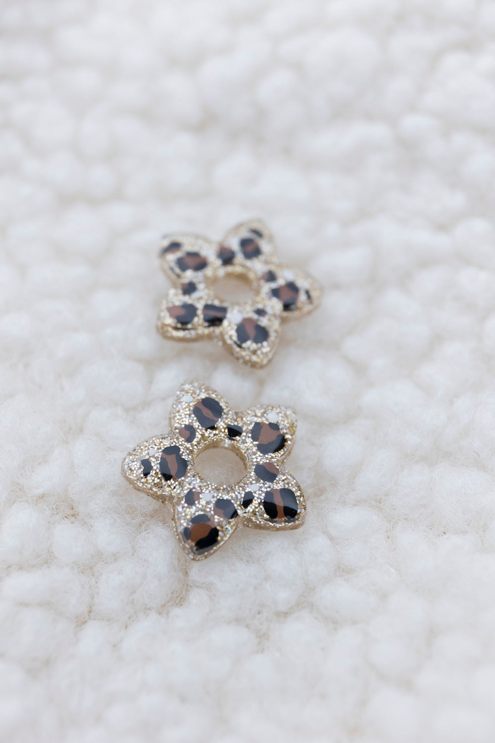 Pampilles léopards en forme de fleur fabriquées à la main avec de la résine époxy. Doré. Pays basque.