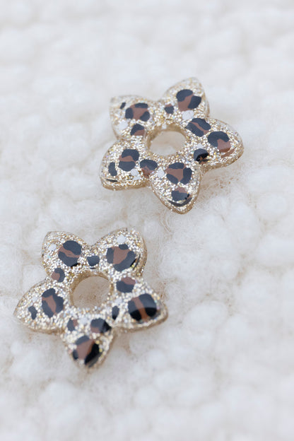 Pampilles léopards en forme de fleur fabriquées à la main avec de la résine époxy. Doré. Pays basque.