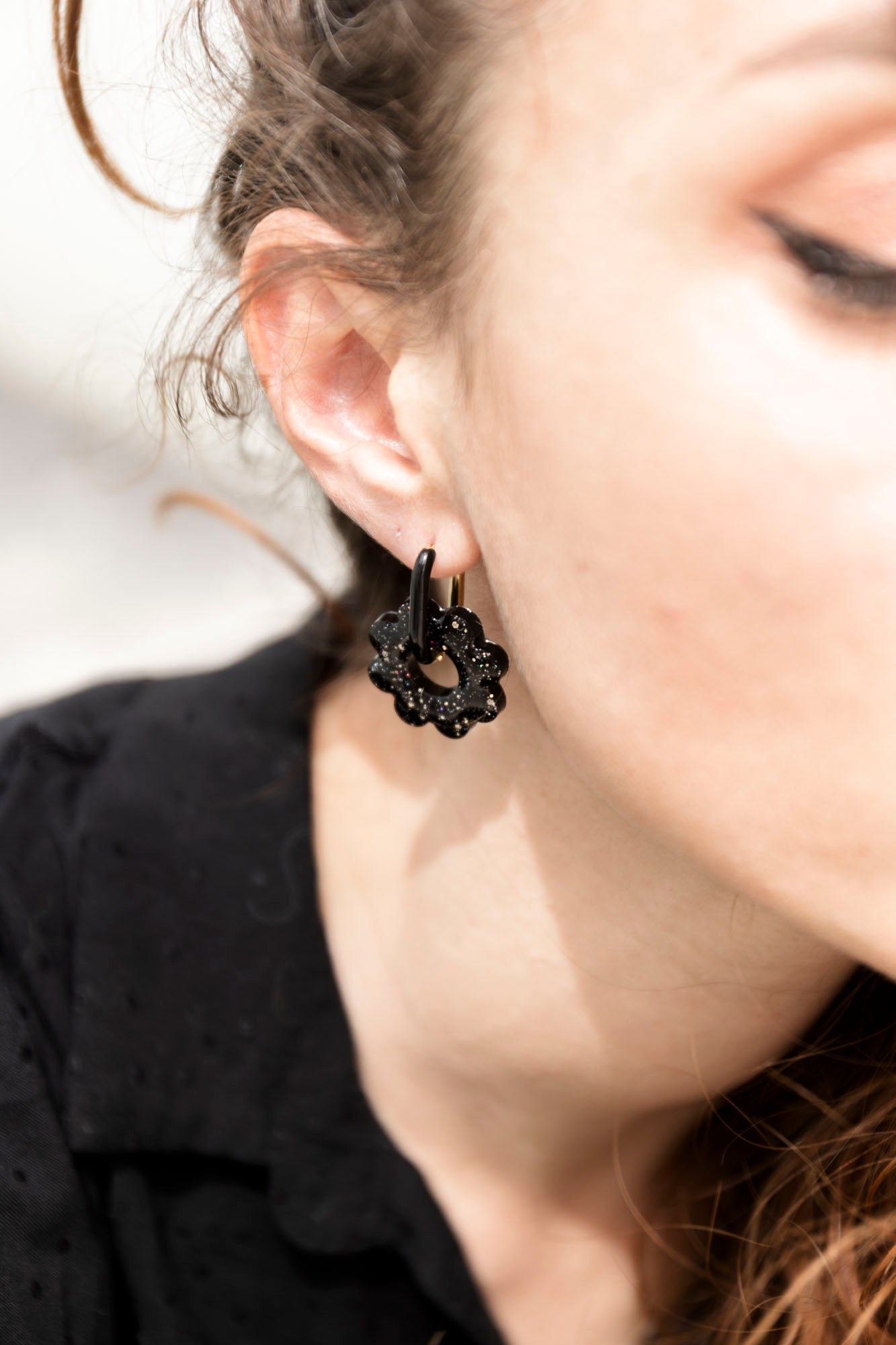 Pampille en forme de fleur en résine époxy, fabriquée à la main. 
