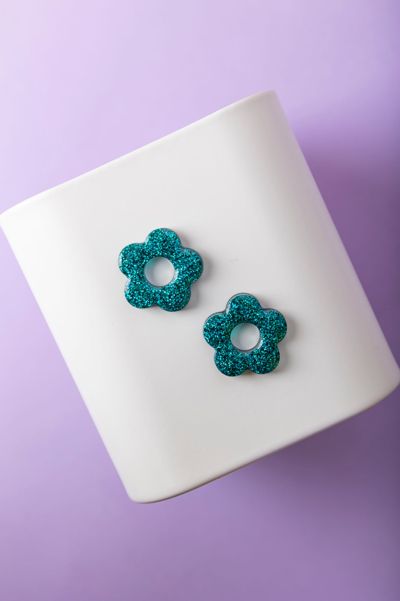 Pampilles en forme de fleur fabriquées à la main avec de la résine epoxy.