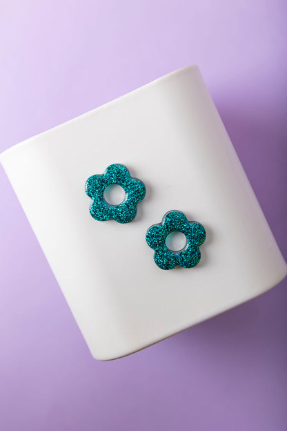 Pampilles en forme de fleur fabriquées à la main avec de la résine epoxy.
