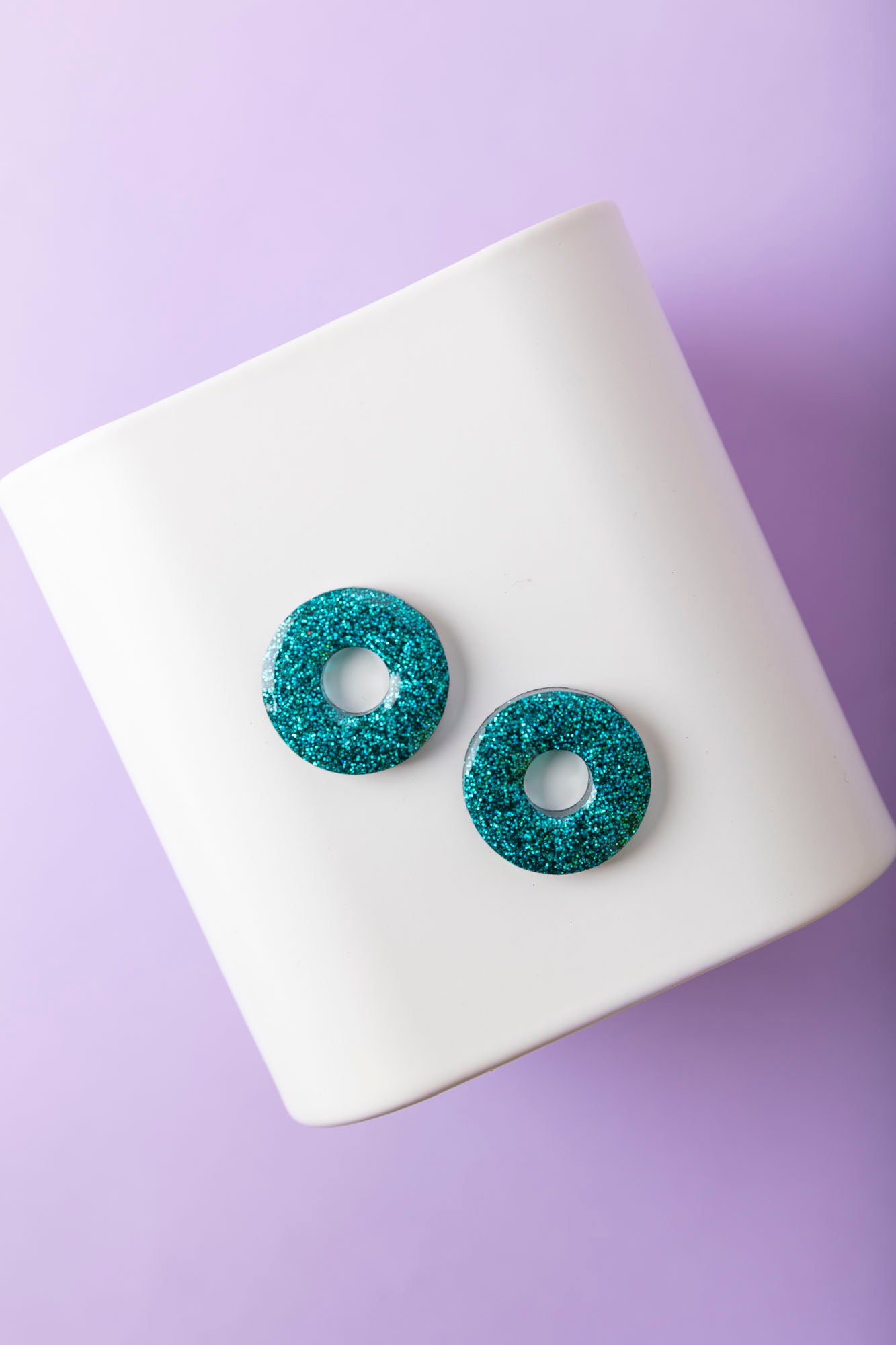 Pampilles en forme de donut fabriquées à la main avec de la résine epoxy