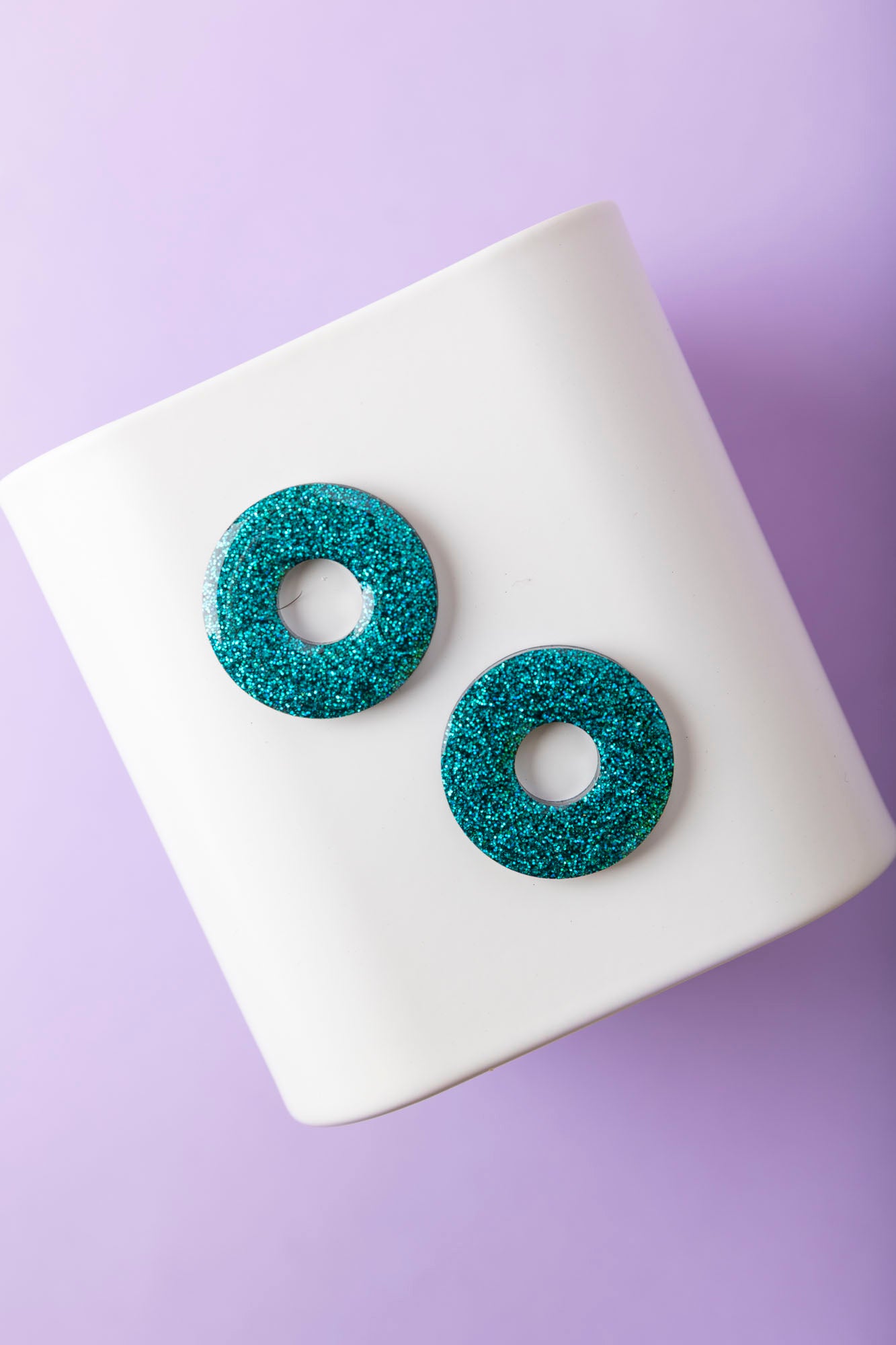 Pampilles en forme de donuts fabriquées à la main avec de la résine epoxy