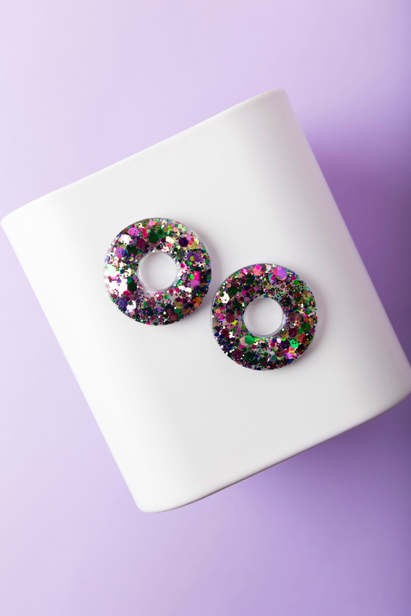 Pampilles en forme de donut fabriquées à la main avec de la résine époxy
